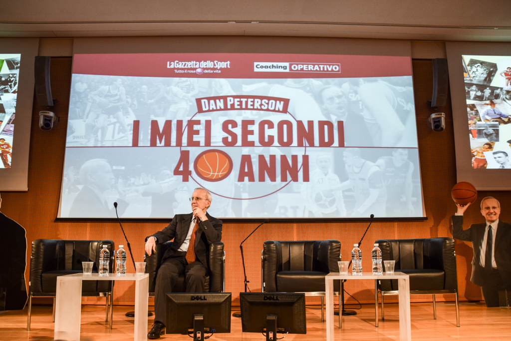 Dan Peterson sul palco della Sala Dino Buzzati a Milano festeggi i suoi secondi 40 anni Foto by Gabriele Ardemagni