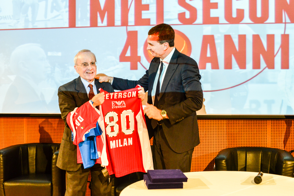 Proli presidente Olimpia Milano consegna a Dan Peterson la maglia 80 alla Festa in Gazzetta dello Sport per gli 80 anni del coach Foto di Gabriele Ardemagni